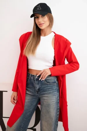 Raudonos spalvos laisvai krentanti striukė su gobtuvu