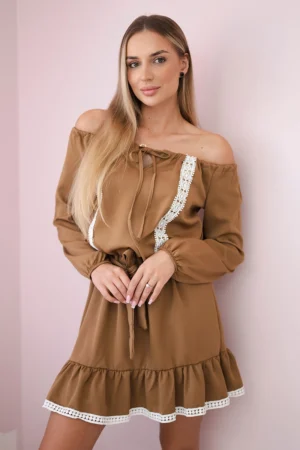 Suknelė su atvirais pečiais ir nėriniais kupranugariu