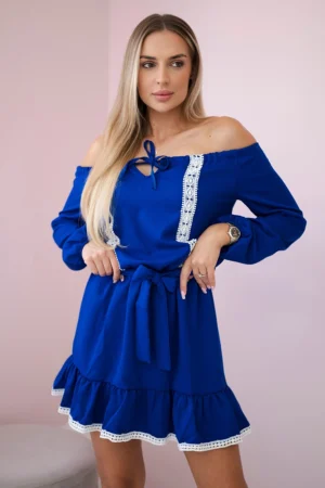 Atvirų pečių ir nėrinių rugiagėlių suknelė