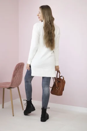 Ecru spalvos megztinis su apykakle