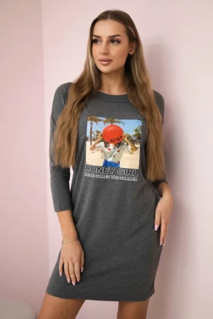 Grafito spalvos suknelė su medaus mergaitės piešiniu