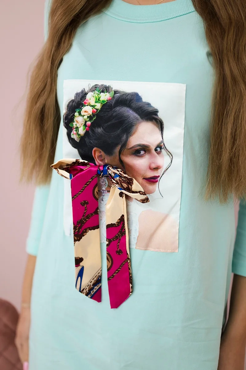 Suknelė su grafika ir spalvingu 3D lankeliu mėtų - Image 4