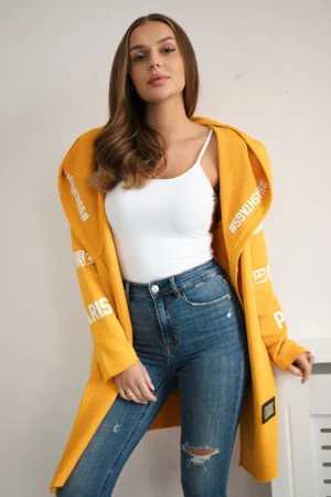 Garstyčių spalvos apsiaustas su užrašu