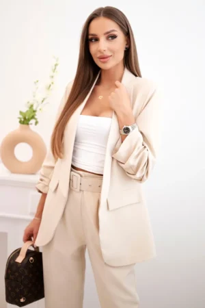 Elegantiškas švarkas ir kelnės šviesiai smėlio spalvos