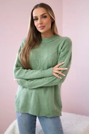 Megztinis, uždėtas virš galvos su madingu pynimu tamsios mėtos