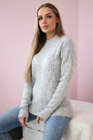 Megztinis, uždėtas virš galvos su madingu pynimu pilka