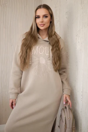 Ilga izoliuota suknelė su siuvinėjimais šviesiai smėlio spalvos