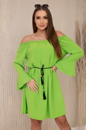 Suknelė, surišta ties juosmeniu su sutraukiamu raišteliu ryškiai žalia