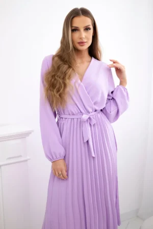 Suknelė surišta plisuotu apvadu šviesiai violetinė