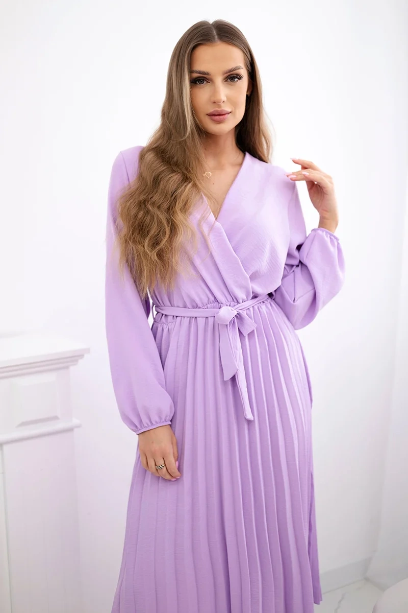 Suknelė surišta plisuotu apvadu šviesiai violetinė