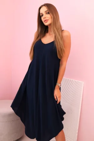 Moteriška suknelė su dirželiais, platėjančiais asimetrišku apvadu Tamsiai mėlyna