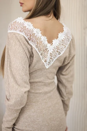 Moteriška suknelė su 3/4 rankovėmis ir nėriniais nugaroje kupranugaris