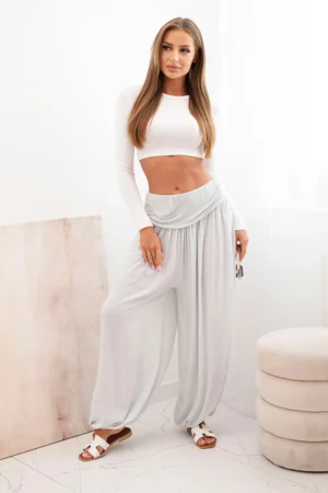 Moteriškos viskozės kelnės su plačiomis kojomis ir raukiniais pilka