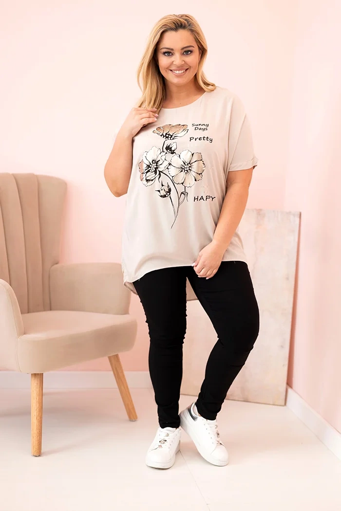 Moteriška Plus Size viskozinė palaidinė su gėlių raštu ir užrašu smėlio spalvos - Image 3