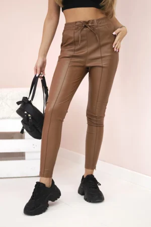 Moteriškos eko odos kelnės su raišteliu ir skeltuku ant klešnies rudos