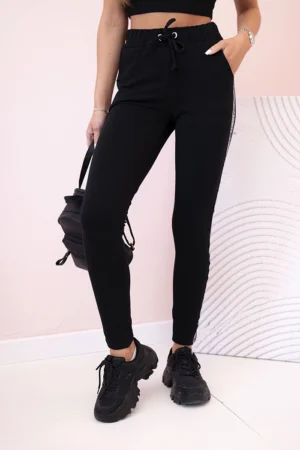 Moteriškos tamprės su juostelėmis šonuose ir raišteliu juosmenyje juodos