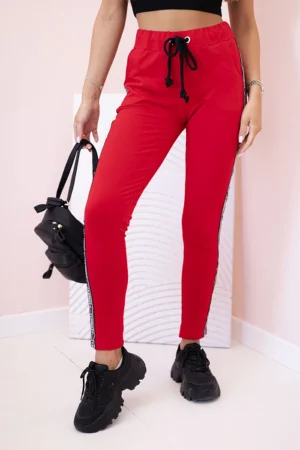 Moteriškos tamprės su juostelėmis šonuose ir raišteliu juosmenyje raudonos