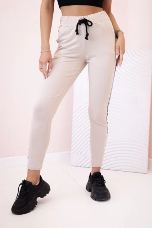 Moteriškos tamprės su juostelėmis šonuose ir raišteliu juosmenyje smėlio spalvos