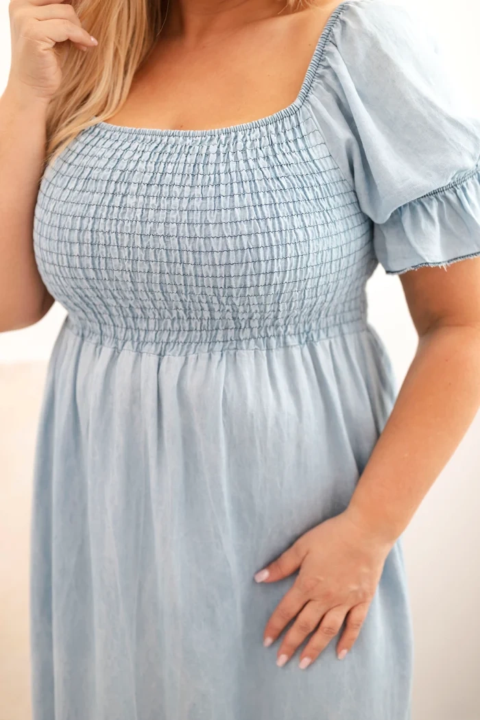 Moteriška Plus Size suknelė trumpomis rankovėmis ir raukiniais iš tencelio maxi šviesiai džinsinė - Image 4