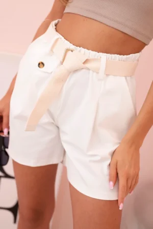 Moteriški šortai su aukštu juosmeniu ir diržu ecru