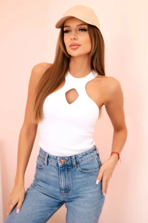 Moteriška be rankovių bluzonė su išpjova ir dekoratyvine sagtimi balta