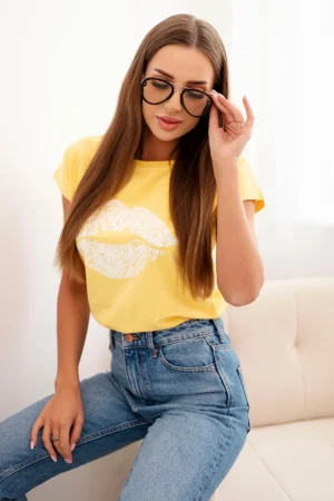 Moteriška medvilninė marškinė su trumpomis rankovėmis ir lūpų spauda geltona