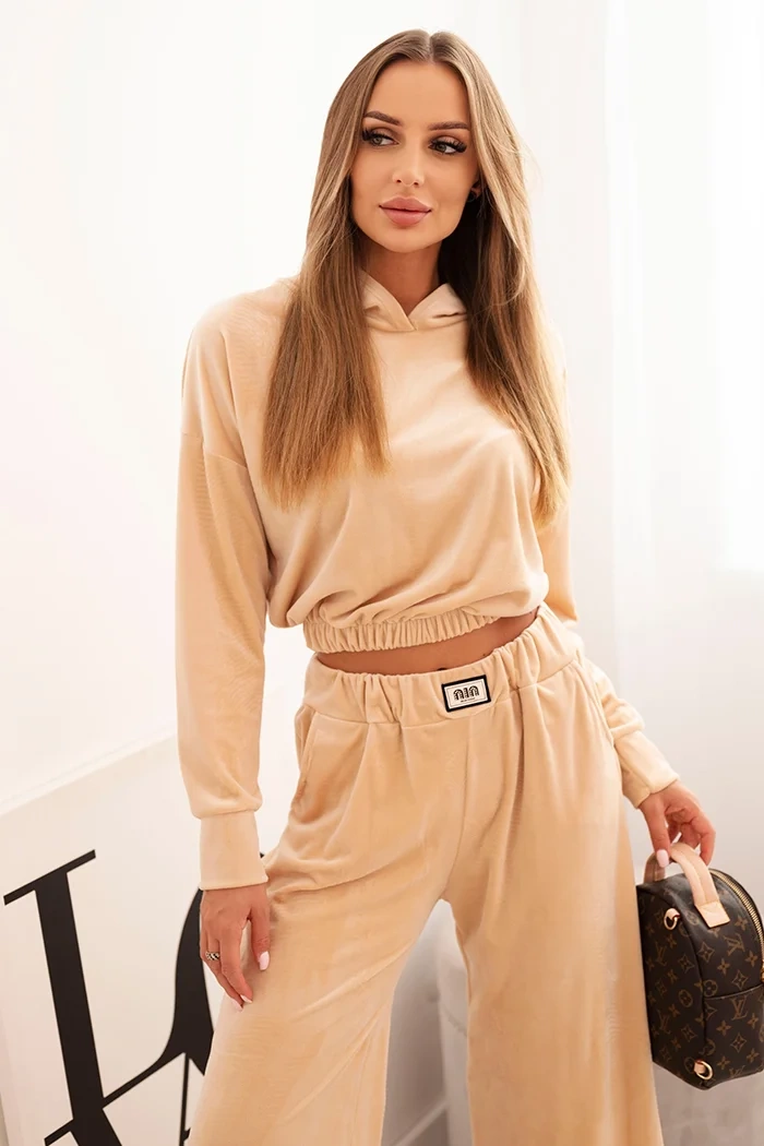 Moteriškas treningo kostiumas iš veliūro su plačiomis kelnių kojomis ir gobtuvu, bežinis