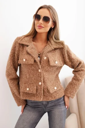 Moteriška striukė su pūkuota struktūra ir dekoratyviais mygtukais kamelų spalvos