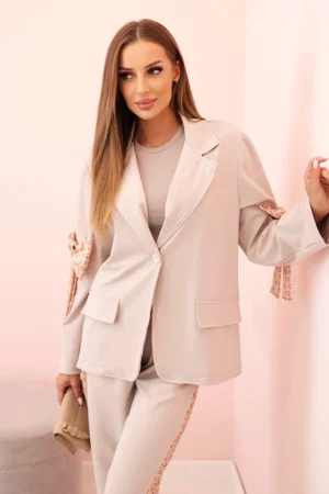 Moteriškas komplektas su viskoze – švarkas su atvartais ir kelnės su juostele bežinis