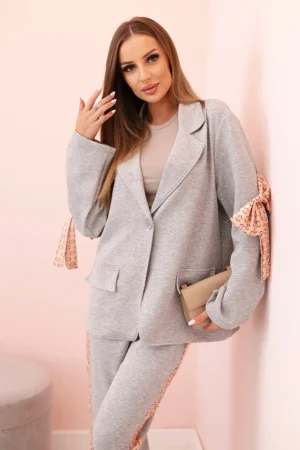 Moteriškas komplektas su viskoze – švarkas su atvartais ir kelnės su juostele pilkos