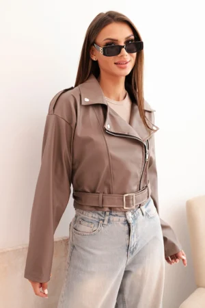 Moteriška trumpa striukė iš dirbtinės odos su diržu ir apykakle cappuccino