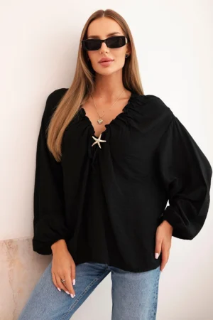 Moteriška bluzka su viskoze, raukšlėtu dekoltė ir dekoracija juoda
