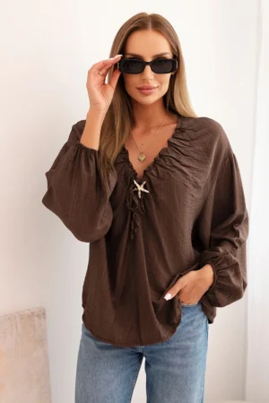 Moteriška bluzonė su viskoze, raukšlėtu dekoltė ir puošmena ruda