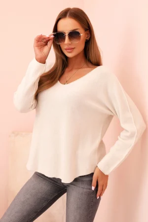 Moteriškas megztinis su viskoze V formos iškirpte šviesiai bežinis