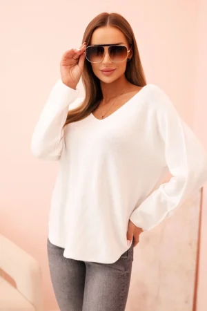 Moteriškas megztinis su viskoze ir V formos iškirpte baltas