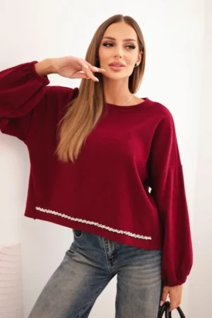 Moteriška bliuzonė su dekoratyviniu apdaila apačioje bordo