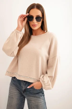 Moteriška palaidinė su dekoratyviu apdaila apačioje bežinė