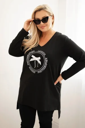 Moteriška palaidinė su ilgesniu nugara ir spauda juoda