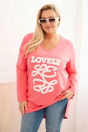 Moteriška Plus Size medvilninė palaidinė su užrašu ir V formos iškirpte rožinė